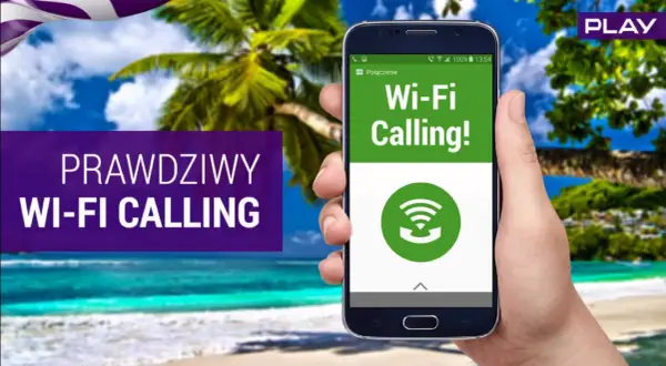 Dłoń trzyma smartfon z napisem "Wi-Fi Calling!" na tle rajskiej plaży. Prawdziwy wi-fi calling, gdziekolwiek jesteś.