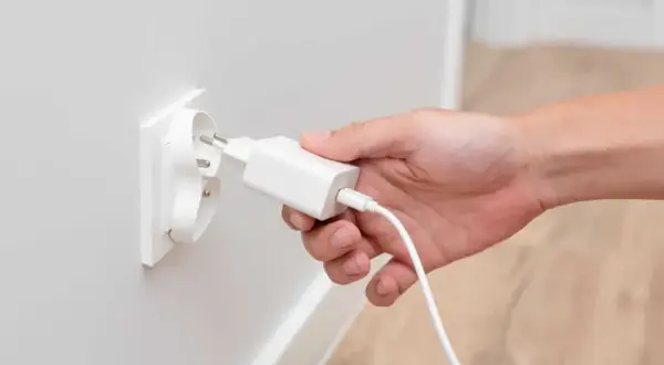 Ile prądu pobiera ładowarka w kontakcie? Zaskakujące koszty energii