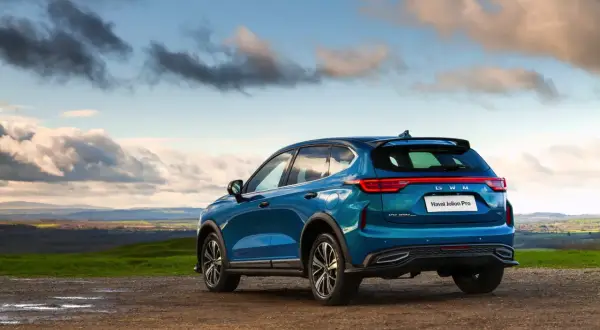 Niebieski Haval Jolion Pro na tle malowniczego krajobrazu.