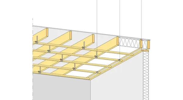 Detaljerad vy av ett undertak med träreglar. Isolering syns mellan bjälkar. Regla innertak cc 600 mm.