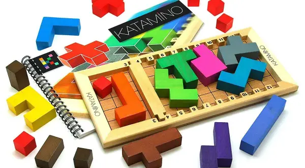 Piezas de colores de Katamino, un juego de lógica para desarrollar funciones ejecutivas y actividades de resolución de problemas.