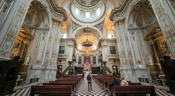 Wnętrze bogato zdobionej bazyliki, z kopułą i malowidłami. W Polsce takie cuda architektury zachwycają.