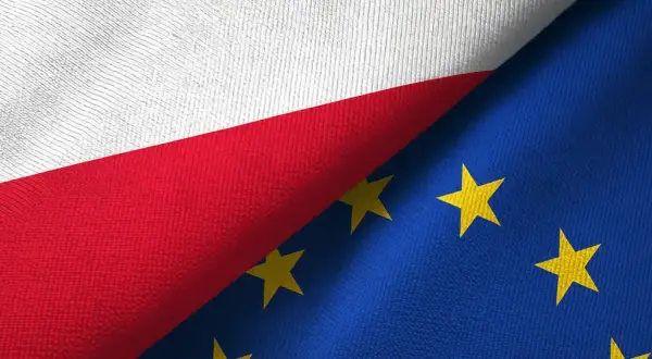 Flagi Polski i Unii Europejskiej. Bezpieczna pożyczka dla obywateli UE.