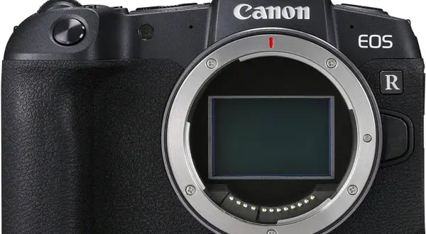 Macchina foto Canon EOS R, con obiettivo innestato.