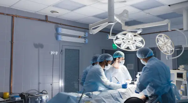 Zespół chirurgów przeprowadza operację usunięcia żołądka z powodu raka.