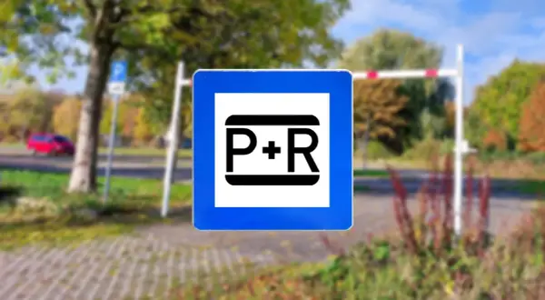 Blaues Schild mit weißem Quadrat und schwarzem "P+R" Symbol. Dieses Parken und Reisen Schild weist auf eine Park & Ride Anlage hin.