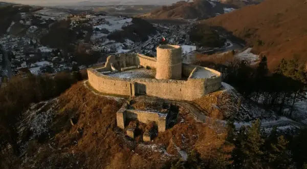 Kamienne mury zamku w Rytrze, górujące nad doliną i ośnieżonymi wzgórzami, świadczą o jego bogatej historii.