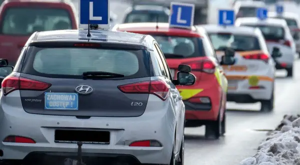 Samochody nauki jazdy w korku. Zastanawiasz się, ile kosztuje prawo jazdy A1?