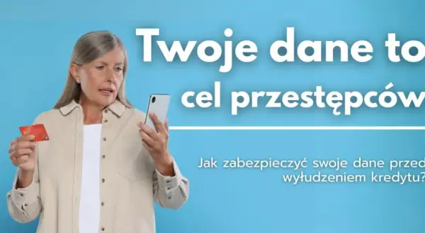 Kobieta z kartą kredytową i telefonem, ostrzeżenie przed oszustwami finansowymi i wyłudzeniem kredytu na telefon.
