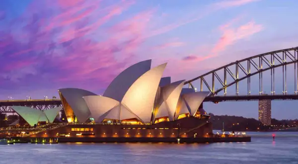 Opera w Sydney i most Harbour Bridge o zachodzie słońca.