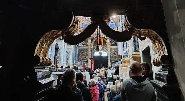 Wnętrze kościoła, tłum wiernych. Widać ołtarz i malowidła. Święta Lipka atrakcje przyciągają wielu pielgrzymów.