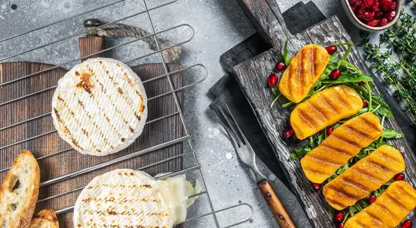 Idealny ser na grilla, lekko roztopiony, z chrupiącą skórką, podany z grillowanymi warzywami i pestkami granatu.