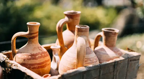 Anfore di terracotta decorate, testimoni della storia del vino.