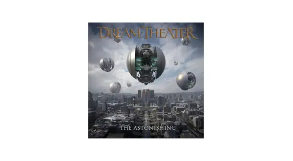 Okładka albumu Dream Theater The Astonishing. Futurystyczne miasto pod niebem z chmurami, nad którym unoszą się metalowe kule.