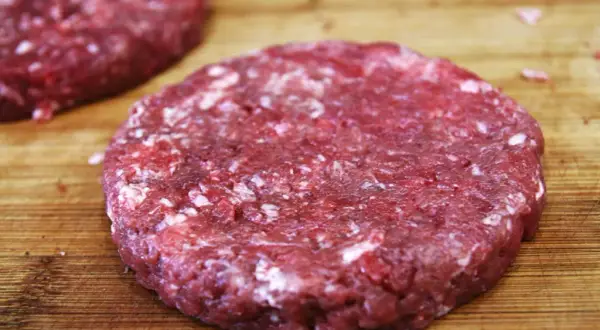 Jak usmażyć soczyste burgery? Uniknij błędów, poznaj sekrety!