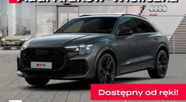 Szary Audi RS Q8 przed salonem Audi Kraków-Wieliczka. Sprawdź aktualną audi rsq8 cena i dostępność od ręki!