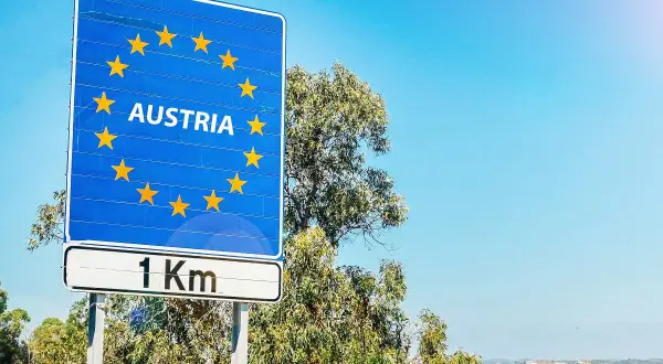 Granica Austrii, winieta austria 2025. Znak z gwiazdami UE i napisem "AUSTRIA", poniżej tabliczka "1 Km".