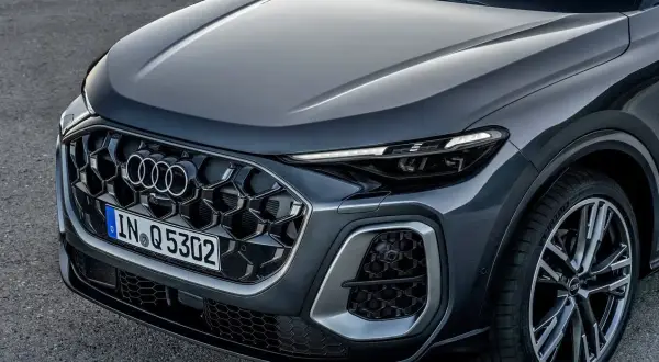 Nowy Audi Q5 2025 cena: zobacz przód luksusowego SUV-a z charakterystycznym grillem i nowoczesnymi światłami LED.