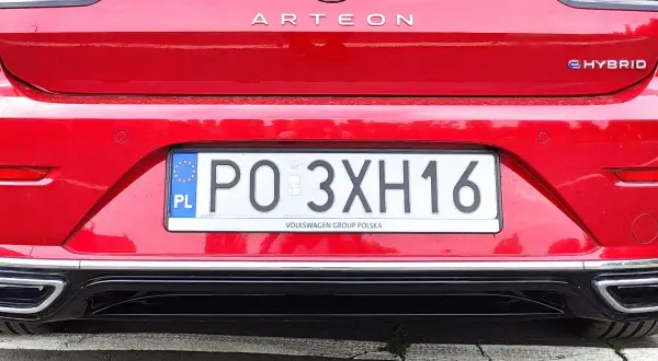 Czerwony Arteon eHybrid z polską tablicą rejestracyjną PO 3XH16.