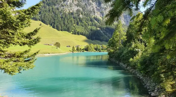 Türkises Wasser und grüne Hänge im Liechtenstein. Die Natur lädt zum Verweilen ein.