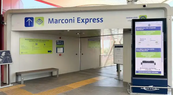 Marconi Express - szybki transport z lotniska do centrum Bolonii. Monorail czeka na pasażerów.