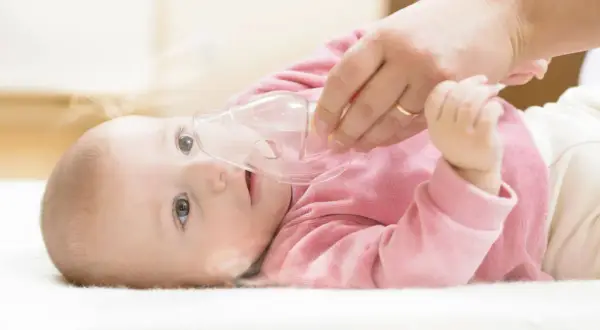 Dziecko z wrodzoną niedoczynnością tarczycy otrzymuje inhalację.