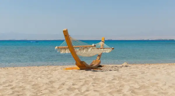 Huśtawka na plaży w Marsa Alam. Uważaj na słońce i upał, by w pełni cieszyć się wypoczynkiem.