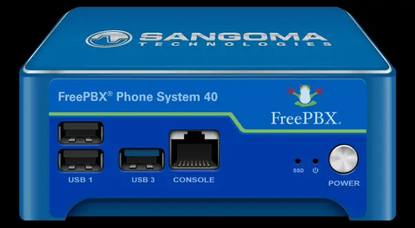 Niebieskie urządzenie FreePBX Phone System 40 z logo Sangoma. Posiada porty USB, konsolę i przycisk zasilania, gotowe do obsługi sip trunk.