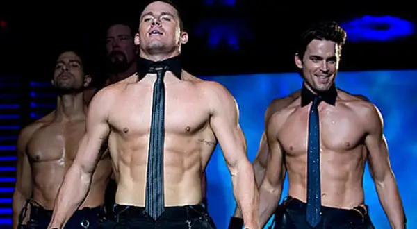 Channing Tatum i Matt Bomer w filmie Magic Mike 1, prezentujący swoje umięśnione torsy w czarnych krawatach.