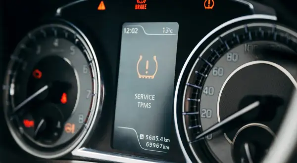 Na desce rozdzielczej świeci się kontrolka ciśnienia opon (TPMS), informując o konieczności serwisu.