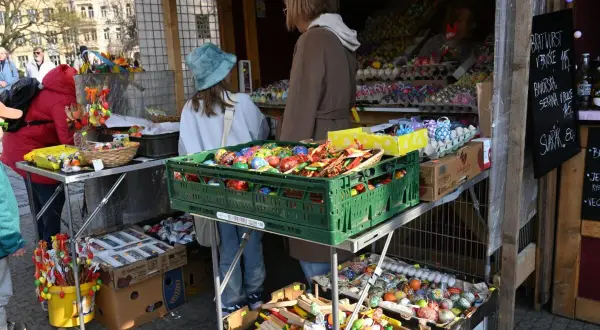 Bunter Ostermarkt in Tschechien mit vielen bemalten Eiern und Osterdekorationen.