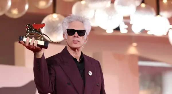 Jim Jarmusch z Złotym Lwem, główna nagroda festiwalu filmowego w Wenecji, w dłoni.