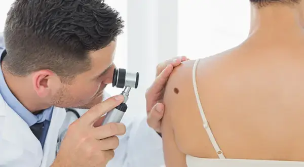 Lekarz czy doktor: poznaj kluczowe różnice i ich znaczenie