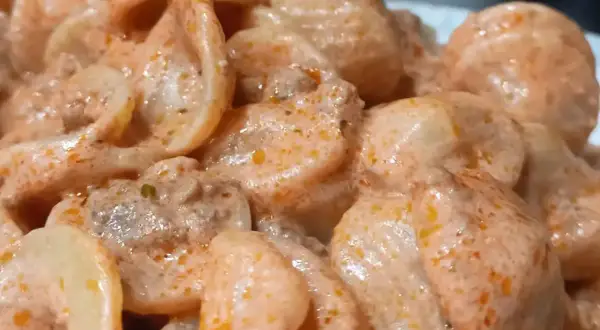 Un primo piatto cremoso e invitante: pasta alla Montecarlo, con un sugo ricco e saporito che avvolge ogni pezzo.