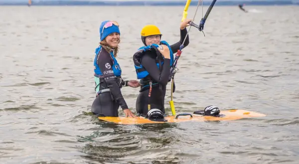 Jak zacząć kitesurfing? Kursy, sprzęt, spoty bezpieczny start.
