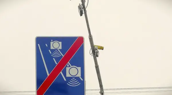 Koniec odcinkowego pomiaru prędkości na A1. Znak drogowy z przekreślonymi aparatami fotograficznymi i kamery na słupie.