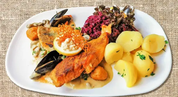 Wykwintne danie rybne z ziemniakami i mulem, idealne dla szukających najlepszych kołobrzeg restauracje.