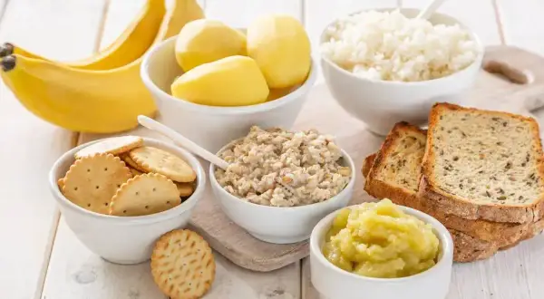 Banan, ryż, ziemniaki, owsianka, tosty i jabłko – dieta przy biegunce powinna być lekkostrawna.