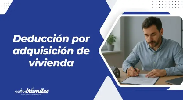 Hombre firmando documentos para la deducción por compra de vivienda. Un modelo de casa y llaves sobre la mesa.