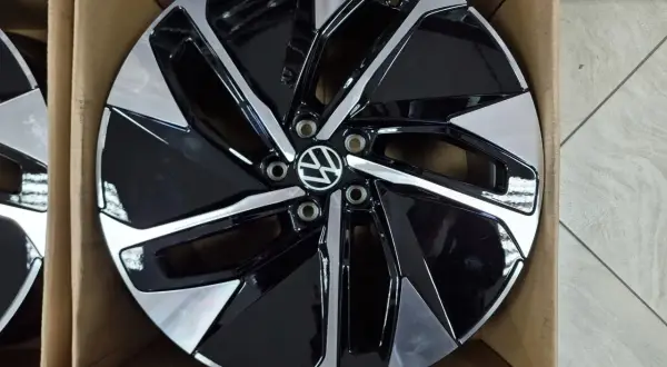 Nowe felgi do Golfa 4, z charakterystycznym wzorem i logo VW. Rozstaw śrub jest standardowy dla tego modelu.