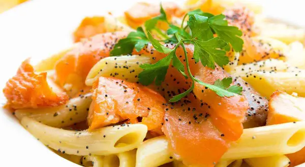 Penne z łososiem i makiem, danie godne Parmalat. Świeża natka pietruszki dodaje koloru.