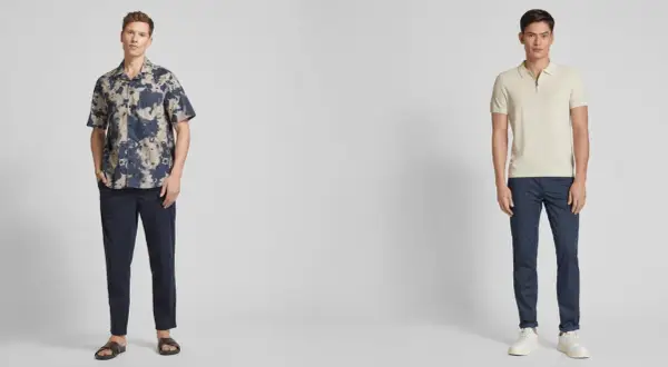 Zwei Männer präsentieren lässige Outfits. Der linke trägt ein gemustertes Hemd zu dunkelblauen Chinos. Der rechte kombiniert ein helles Poloshirt mit denselben blauen Chinos.