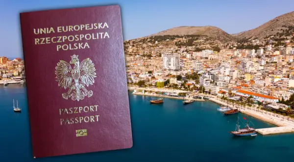 Polski paszport na tle albańskiego wybrzeża. Czy do Albanii potrzebny jest paszport? Tak, dla obywateli Polski jest on wymagany.