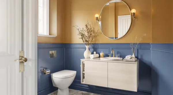 Salle de bain chic : mur bleu profond, accents dorés, contraste entre le noir satiné des accessoires et le noir mat du papier peint.