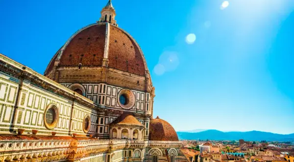Majestatyczna katedra Santa Maria del Fiore we Florencji, z jej charakterystyczną kopułą. Ciekawostki o budowli zachwycają.