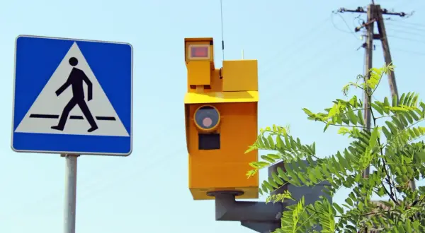 Znak przejścia dla pieszych i żółty fotoradar. Zastanawiasz się, po jakim czasie przychodzi mandat z fotoradaru?
