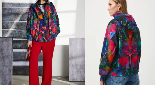 Kolorowe bluzy damskie XXL z abstrakcyjnym wzorem. Jedna modelka w czerwonych spodniach, druga w jeansach.
