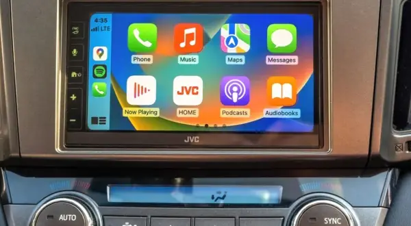 Ekran samochodu z ikonami aplikacji: Telefon, Muzyka, Mapy, Wiadomości. To jest właśnie carplay co to za technologia.