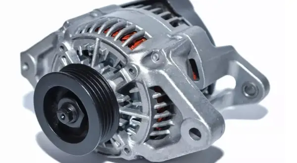 Alternador de coche plateado con polea negra, listo para dar energía a tu vehículo.