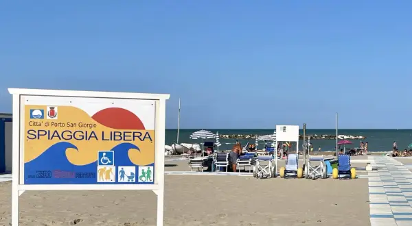 Cartello "Spiaggia Libera" a Porto San Giorgio, con simboli per accessibilità e famiglie.